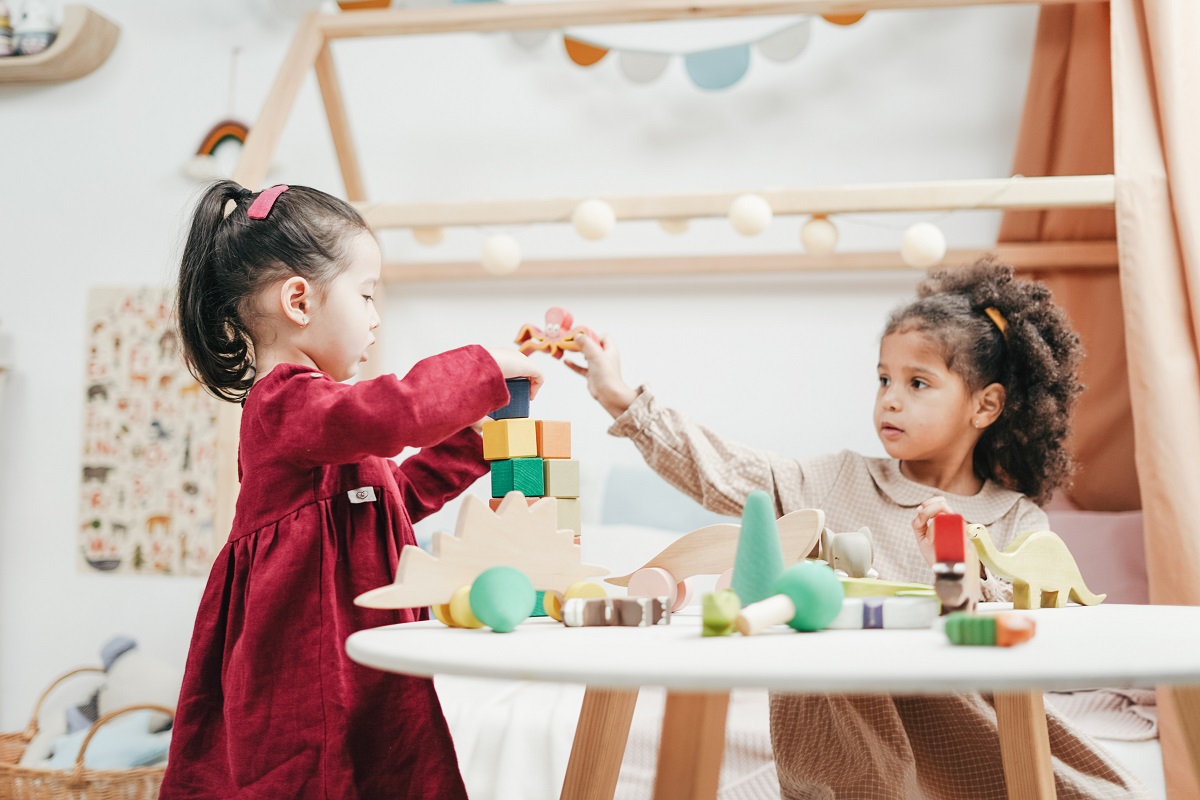 Kinderen spelen op de bruiloft