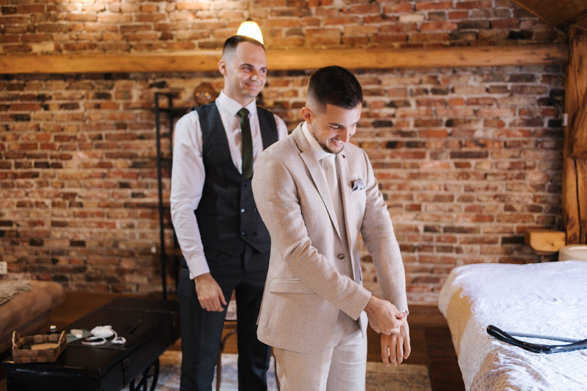 comfortabel_trouwpak_voor_strandbruiloft_in_zuid_holland