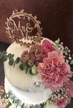 7_sophia_sweets_bruidstaart-met-bloemen